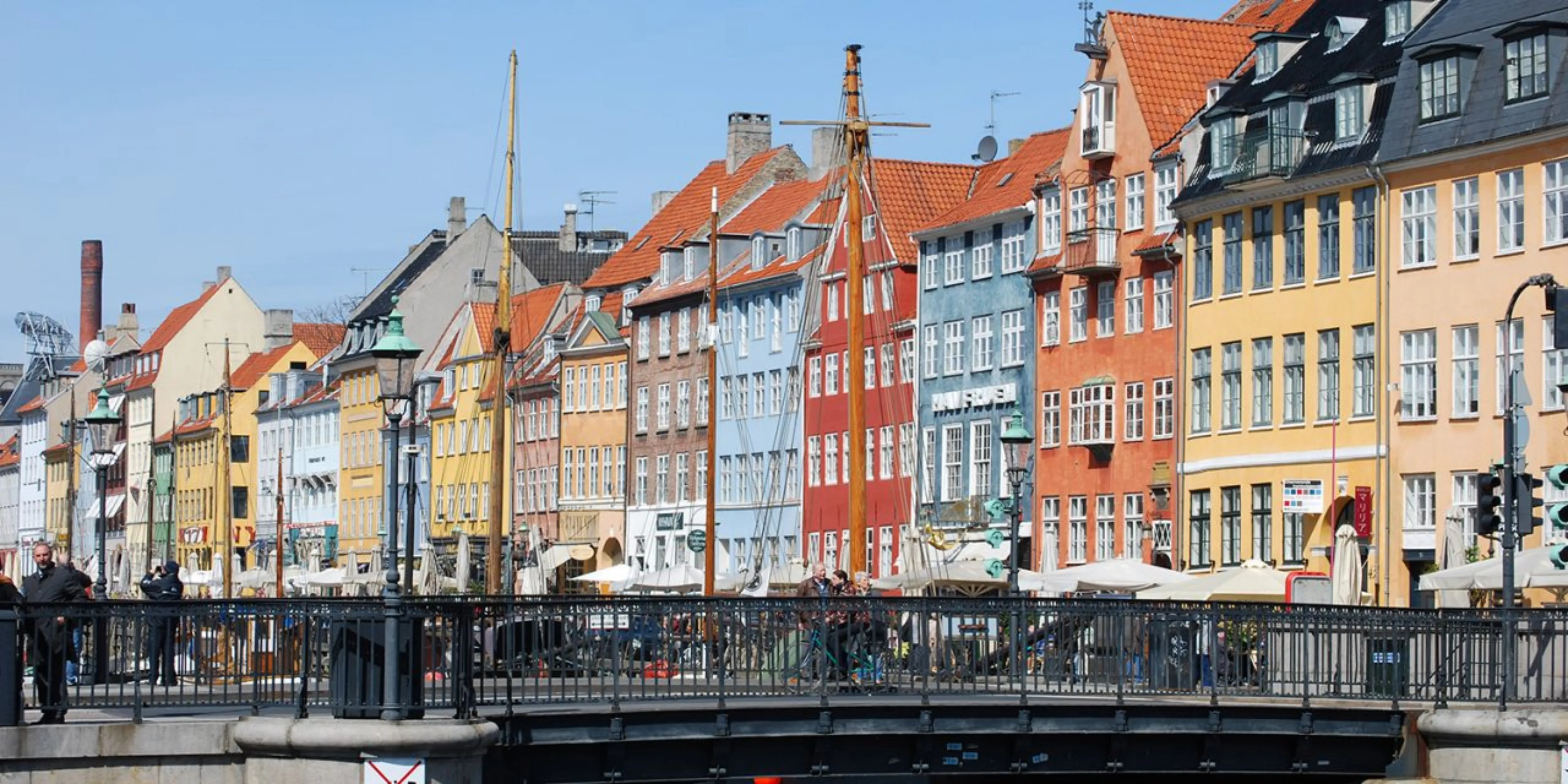 Nyhavn i Köpenhamn med färgglada hus och segelfartyg
