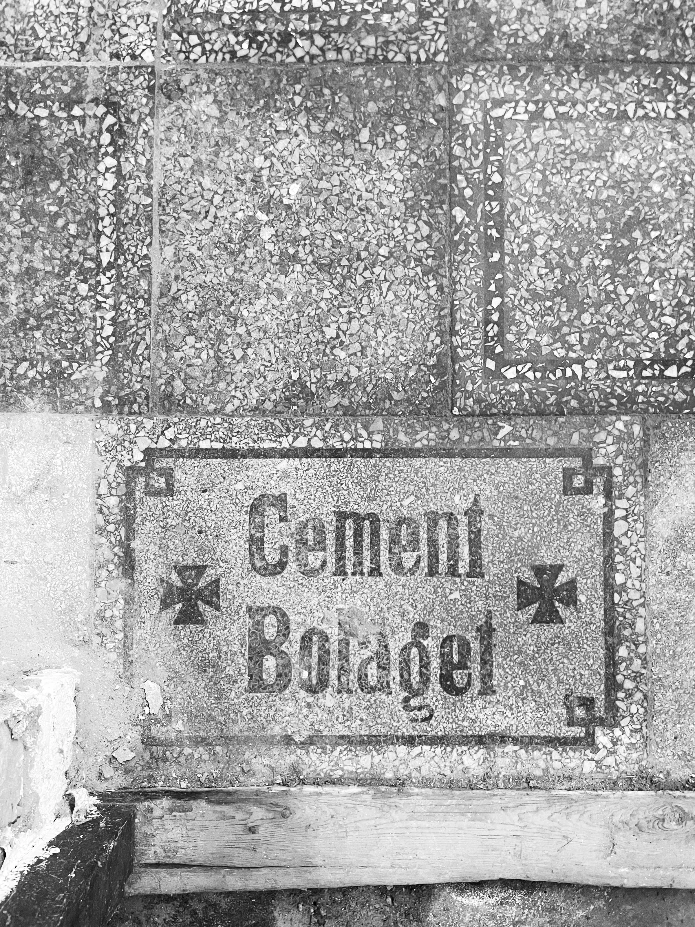 Skylt i terrazzo med texten Cement-Bolaget